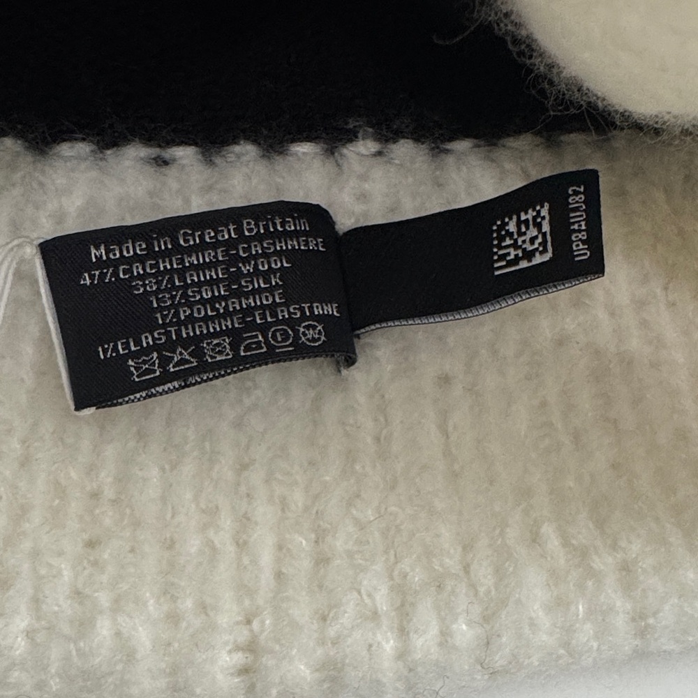 CHANEL Two-Tone Black and White Beanie - Picture 5 of 7